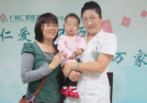 陈女士带着宝宝向王丽君主任报喜